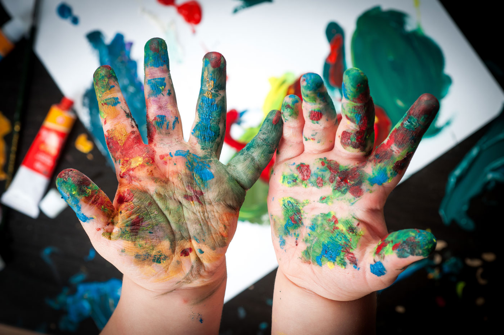 image-kid-painted-hands@2x